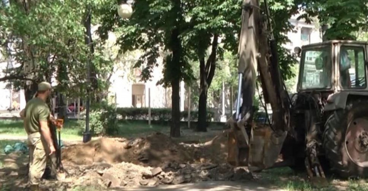 В центре Мариуполя возобновили раскопки по эксгумации немецких солдат (ФОТО)