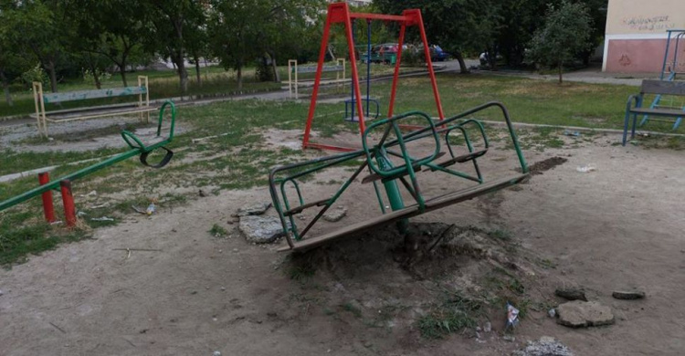 В Мариуполе дети вандалят на детской площадке - сломали карусель и устроили драку