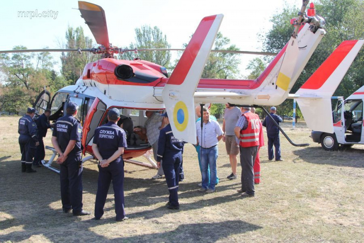 В Мариуполе, чтобы спасти жизнь ребенку, задействовали вертолет спасателей (ФОТО)