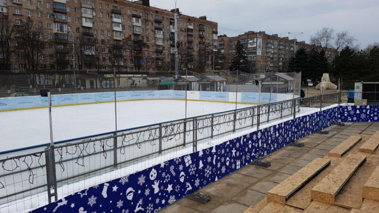 Ледовый каток в Мариуполе практически готов к открытию (ФОТОФАКТ)
