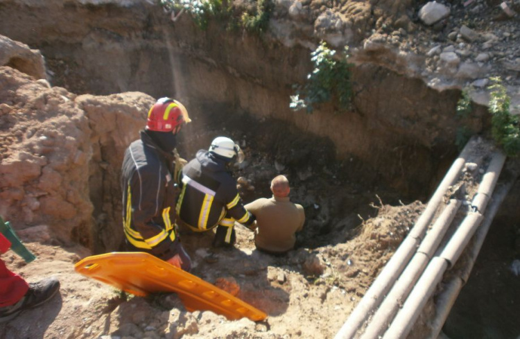 Мариуполец упал в траншею на месте замены водовода в центре города (ФОТО)