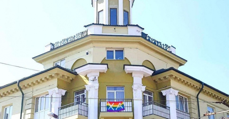 В центре Мариуполя вывесили флаг ЛГБТ (ФОТОФАКТ)