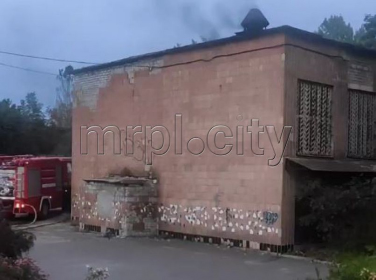 В Мариуполе загорелось заброшенное здание