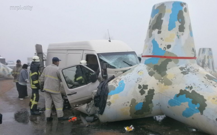 На трассе под Мариуполем спасатели «вырезали» из автомобиля двух пострадавших в ДТП (ФОТО)
