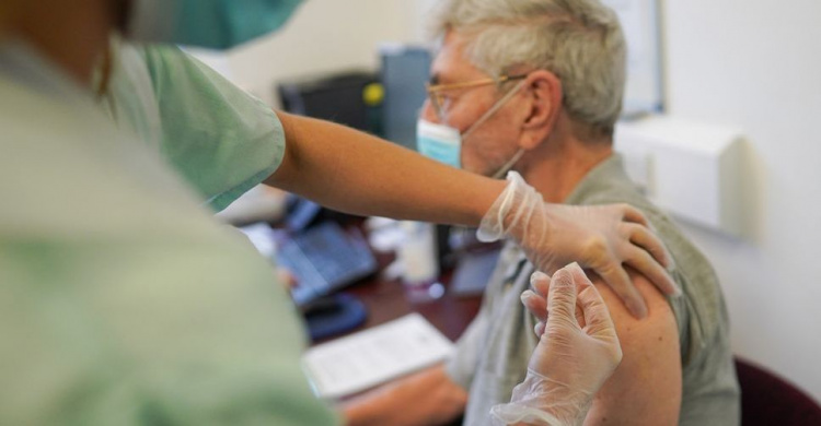 В Мариуполе людей старше 80 лет начнут вакцинировать от коронавируса
