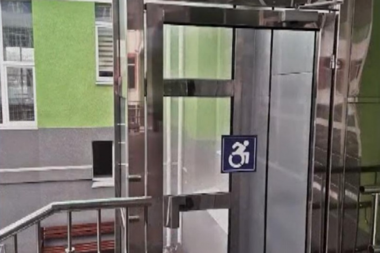 На входе в мариупольскую школу появился лифт