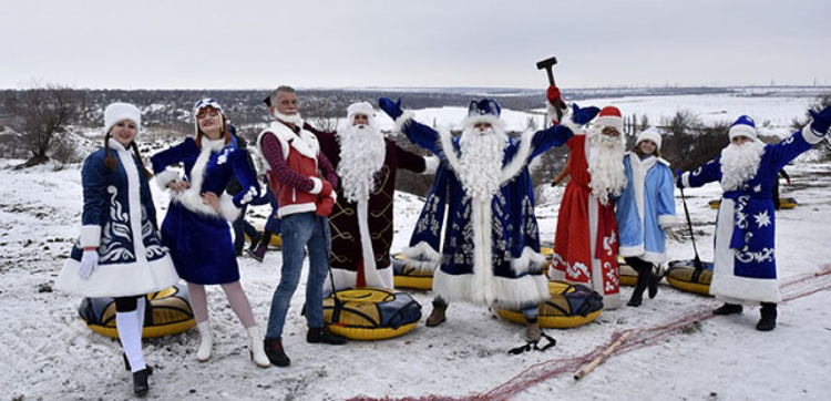 В Мариуполе пройдет юбилейный парад Дедов Морозов: участники впервые выйдут в море и на Ледовую арену