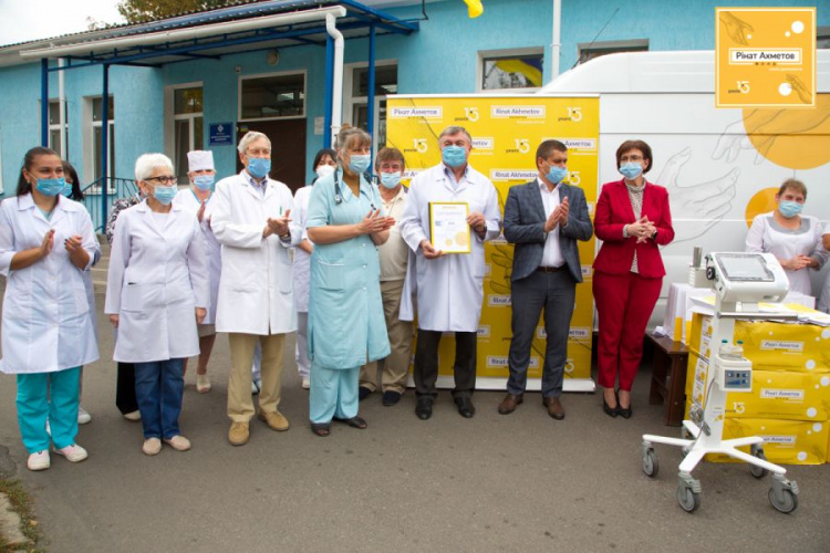 Фонд Рината Ахметова и ДТЭК передали современный аппарат ИВЛ медикам Дружковки