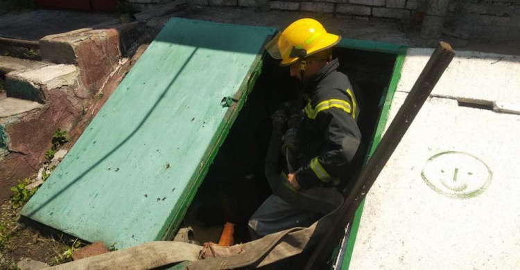 Подвал частного дома в Мариуполе пять дней был затоплен водой. На помощь пришли спасатели