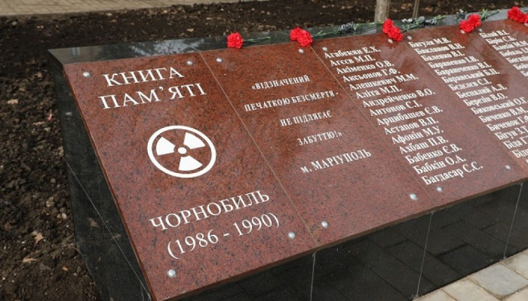 В обновленном мариупольском сквере почтили память ликвидаторов Чернобыльской АЭС