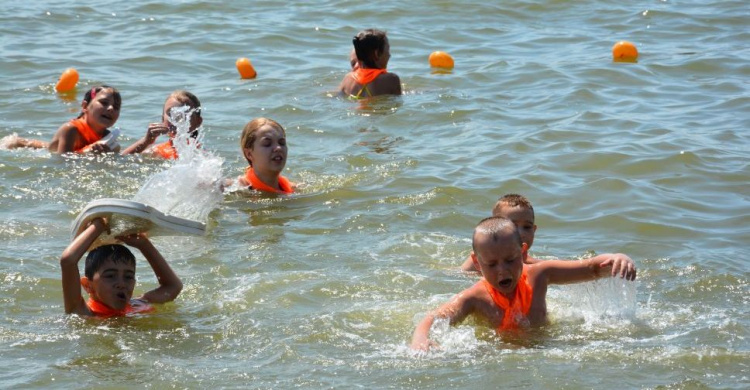Мариупольские дети учатся плавать под присмотром спасателей (ФОТОФАКТ)