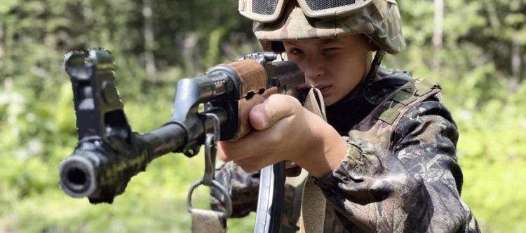 Замість дитинства – в армію: у школі Маріуполя відкриють військовий клас