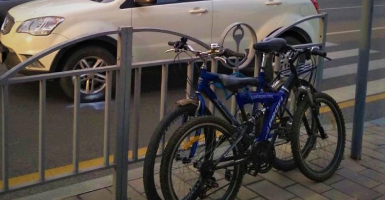 В центре Мариуполя двое малолетних велосипедистов попали под колеса машин