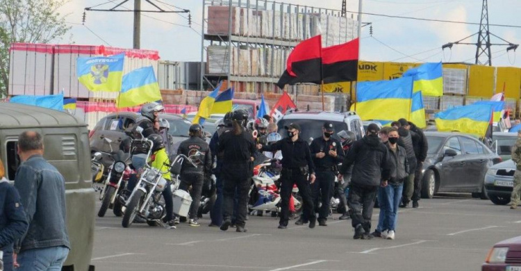 С соблюдением карантинных правил: в Мариуполе прошел автопробег ко Дню примирения (ФОТО+ВИДЕО)