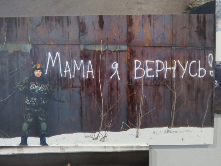 В Мариуполе появились уникальные фотографии из окопов с линии фронта (ФОТО+ВИДЕО)