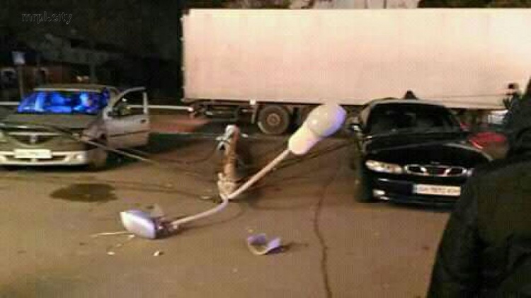 Упавший в Мариуполе фонарный столб едва не повредил два автомобиля (ФОТОФАКТ)