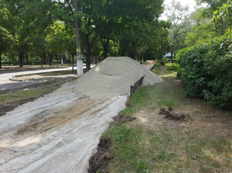 Возле памятника жертвам фашизма в Мариуполе разрыли тротуар (ФОТО)