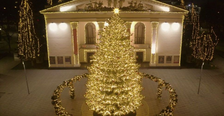 Мариупольская елка – самая красивая в Украине
