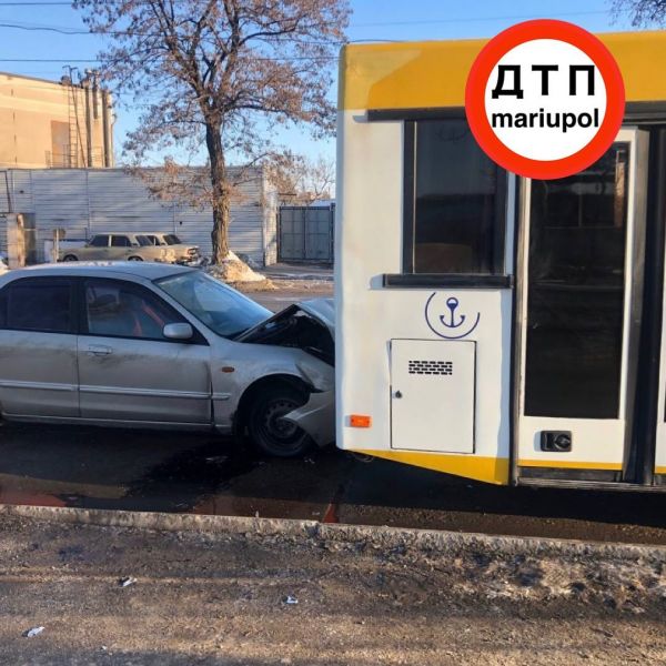 В Мариуполе легковушка врезалась в автобус