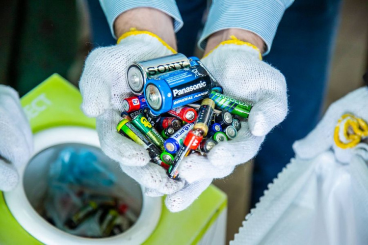 На «Азовстали» в Мариуполе за год собрали более 200 кг батареек (ФОТО)