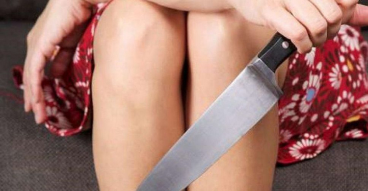 На День влюбленных в Мариуполе женщина ударила мужа ножом