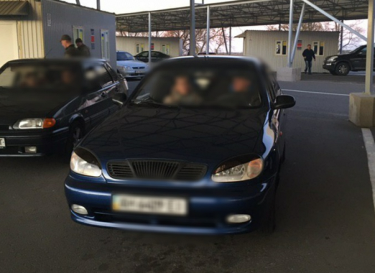 Перегонщиков автомобилей с «липовыми» документами задержали на КПВВ в Донецкой области (ФОТО)