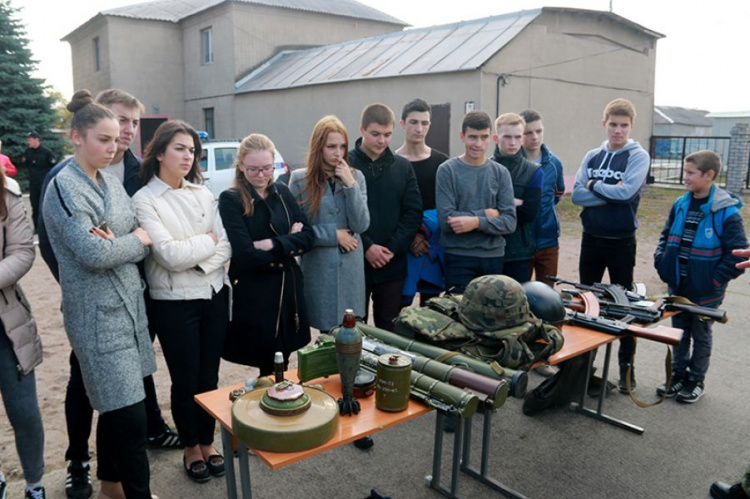 Школьники под Мариуполем примерили 30-килограммовый взрывозащитный костюм (ФОТО)