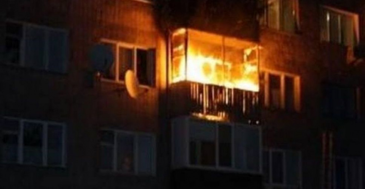 В Мариуполе горела квартира, внутри которой находился человек