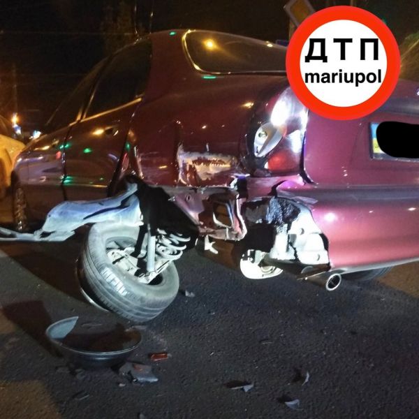 В центре Мариуполя автомобиль потерял задние колеса из-за столкновения