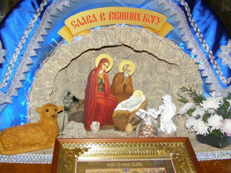На фото - Рождественский вертеп Свято-Успенского храма Мариуполя.