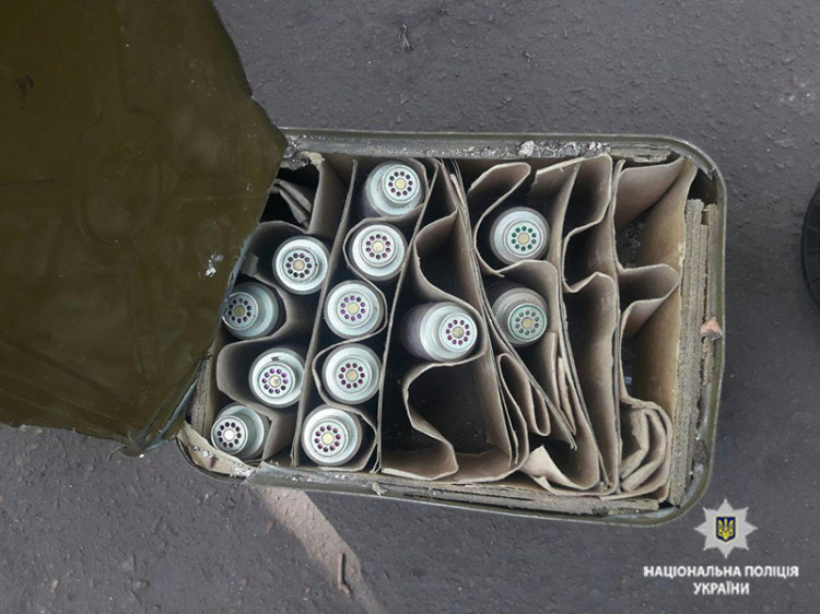 В Мариуполе выясняют, как в заброшенном доме появились гранатомет и боеприпасы (ФОТО)