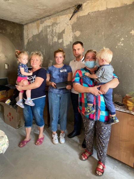 Народный депутат Украины Вадим Новинский помог семье погорельцев из Мариуполя