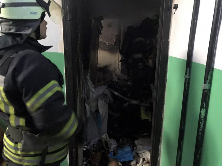 В Мариуполе случился пожар в пятиэтажке – погибла женщина (ФОТО)