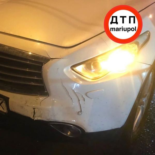 В Мариуполе столкнулись «Mitsubishi» и «Infinity»: водителя увезли в больницу