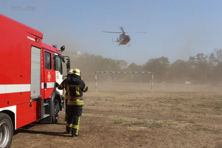 В Мариуполе, чтобы спасти жизнь ребенку, задействовали вертолет спасателей (ФОТО)