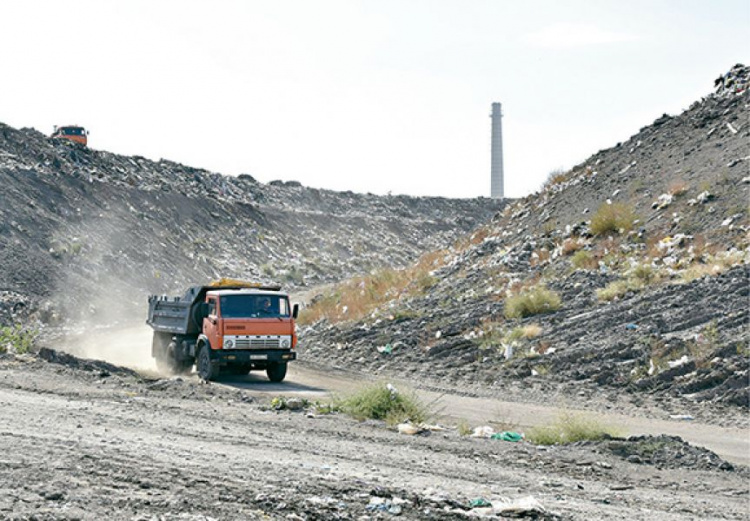 В Мариуполе автомобили, перевозящие бытовые отходы, проходят «дезинфекционный барьер» (ФОТО)