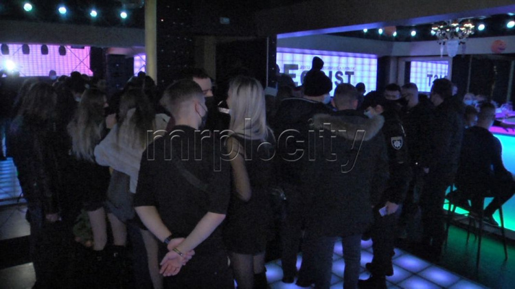 Скандал на праздничной вечеринке во время карантина в мариупольском ночном клубе