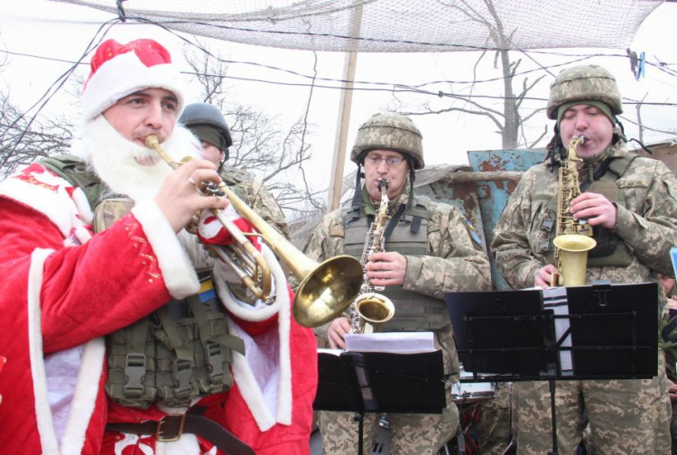 Новогодние песни в окопах: вблизи Мариуполя для бойцов прозвучали звуки «Jingle Bells» (ФОТО+ВИДЕО)