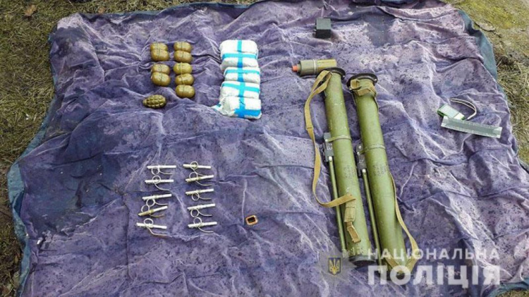 Мариуполец создал крупный арсенал с гранатометами, пластидом и скрылся в России (ФОТО)