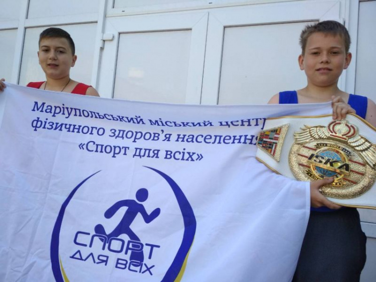 Чемпион мира по кикбоксингу и тайскому боксу провел зарядку для школьников Мариуполя (ФОТО)