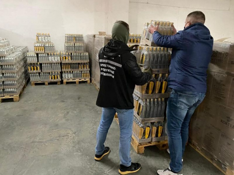 В Мариуполе и еще двух городах Донетчины обнаружили склады с алкоголем почти на три миллиона гривен (ФОТО)