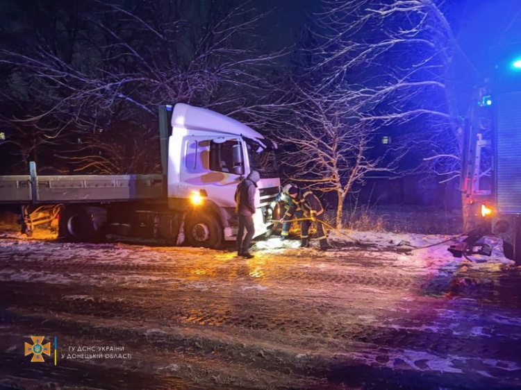 На дорогах под Мариуполем застряли три грузовика