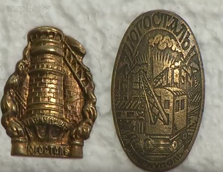 Историю Мариуполя показали в коллекции значков