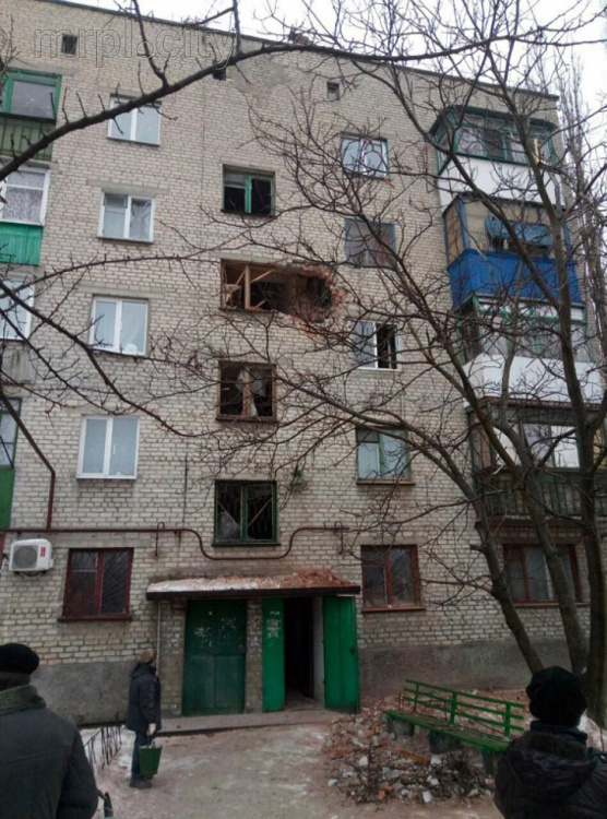 В Авдеевке из разрушенного снарядом дома эвакуировали ночью многодетную семью (ФОТО)