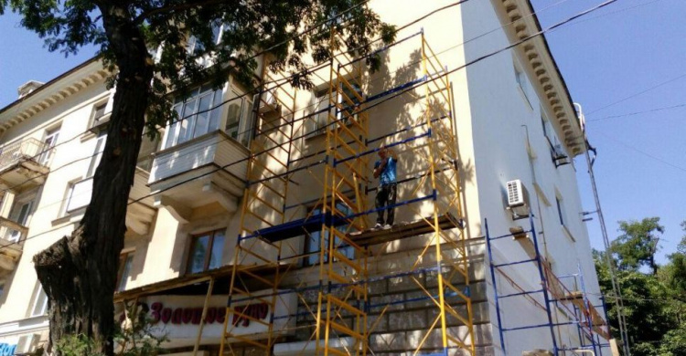 В центре Мариуполя начался ремонт зданий-«бомбардировщиков» (ФОТО)