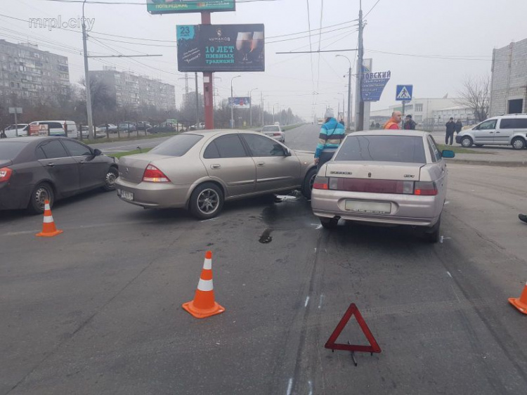 ВАЗ и Nissan не поделили перекресток в Мариуполе (ФОТО)