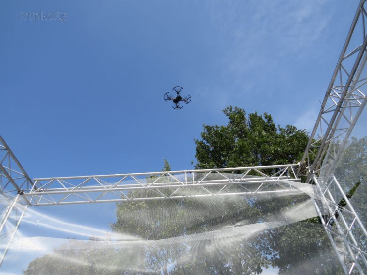 В День города мариупольские бабушки «летали» над центром на фестивале дронов (ФОТО+ВИДЕО)