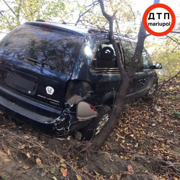 Сбил забор и завис на обрыве: чем закончились приключения нетрезвого водителя в Мариуполе