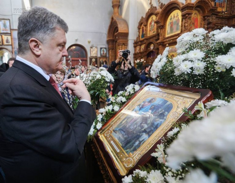 Президент Украины освятил вербу с мариупольцами (ФОТО)