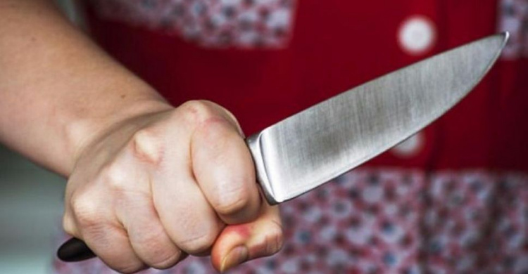 В Мариуполе женщина ударила ножом мужа, а мужчина – угрожал взрывом